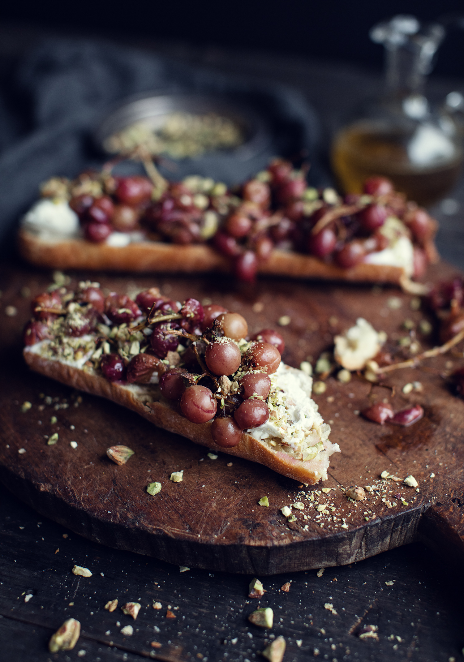 Roasted grapes, olive oil & Goat cheese baguettes - Trois fois par jour