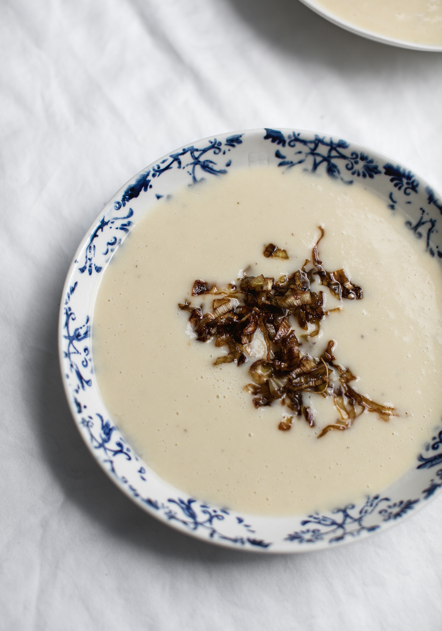 Epeautre au zhoug, poireaux rôtis et crème de cajou